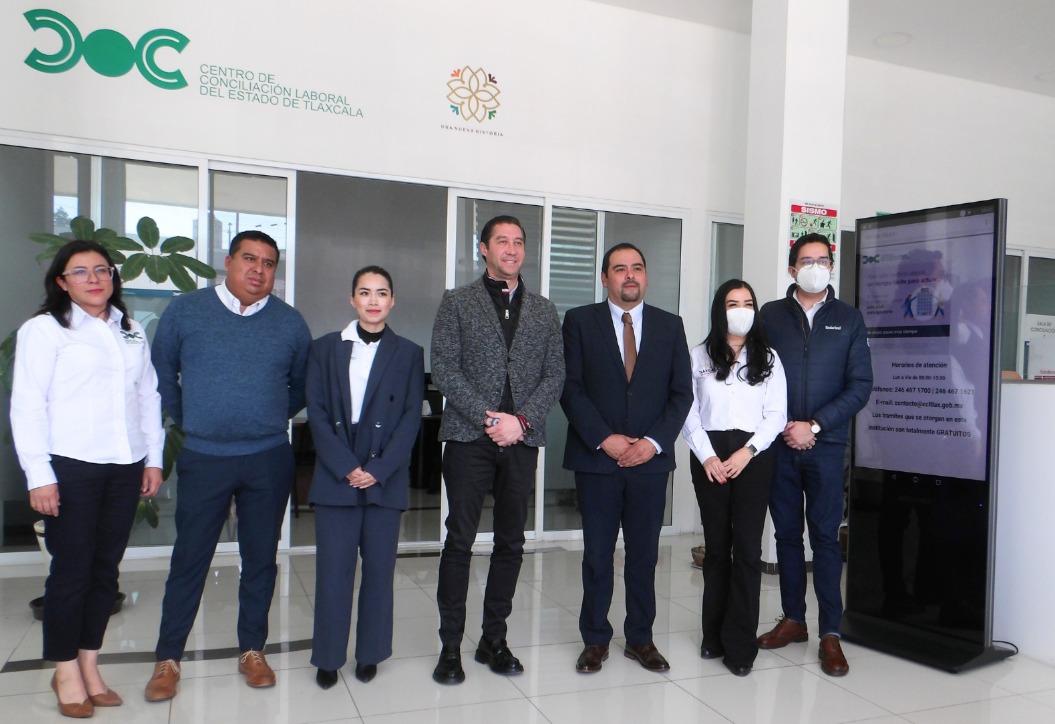 Equipo trabajando en oficina moderna